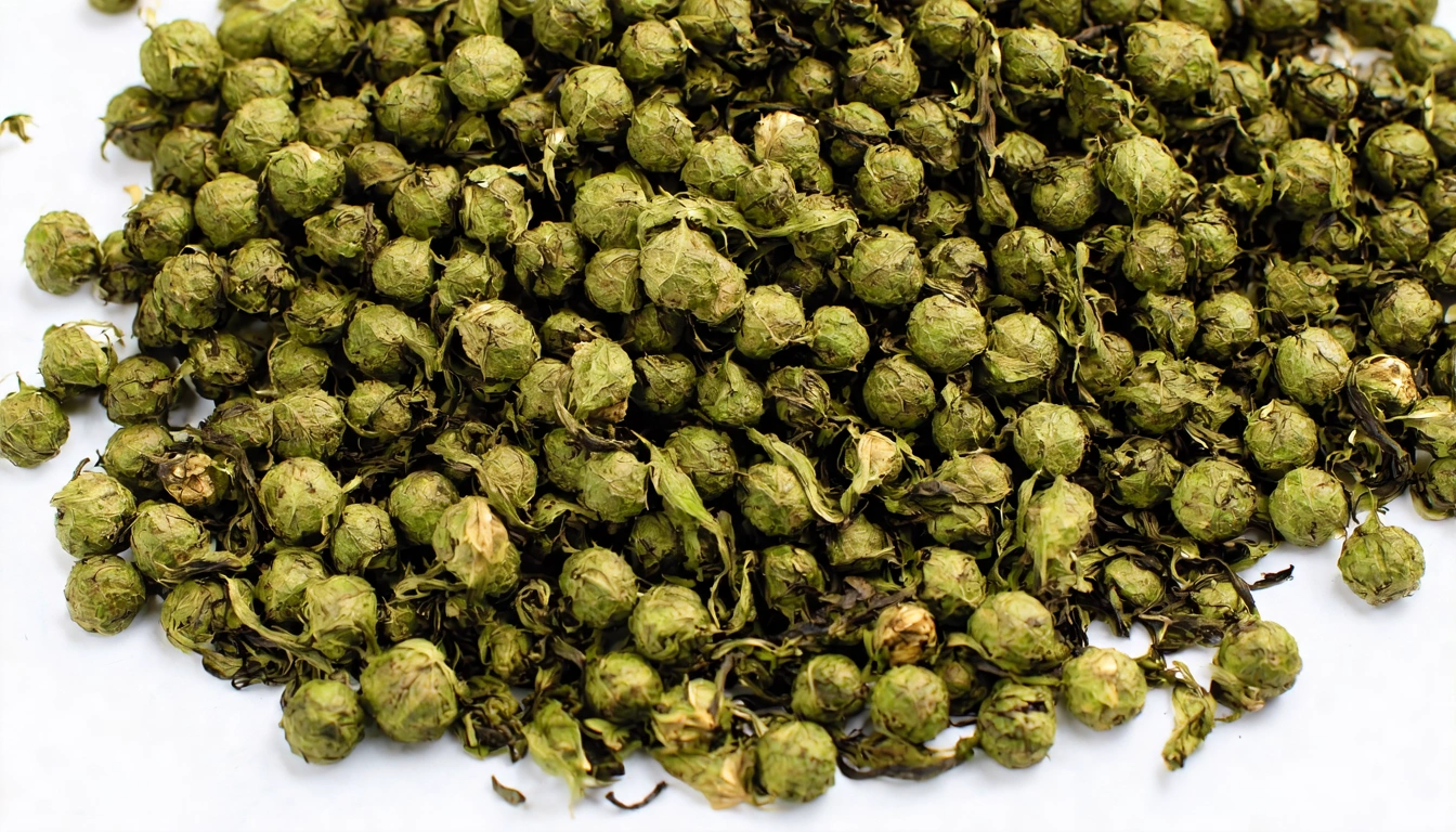 正宗梨山茶乾茶外觀特寫,展示緊結球型的翠綠茶葉,標示重點特徵